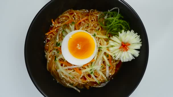 Koreaanse Pittige Noedels Bibim Guksu Bovenop Gekookt Traditionele Koreaanse Gerechten — Stockvideo