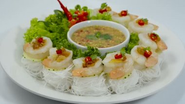 İnce Şehriyeli Karidesler Fıstık Biberli ve Sebze Vietnam usulü Asya yemeği Lezzetli oyulmuş acı biber ve salatalık