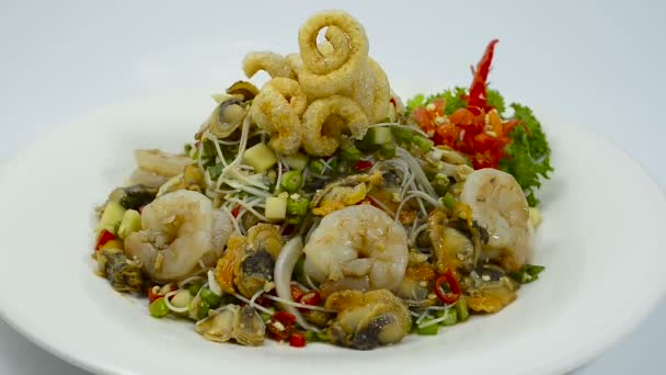 Würzige Meeresfrüchte Mit Dünnen Nudeln Salat Garnelen Und Herzmuscheln Kochen — Stockvideo