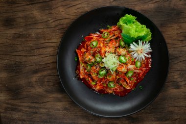 İstiridye Freash Salatası Gul-Muchim Mevsimlik Kore Yemek Stili Sebze ve pırasayla süslenmiş