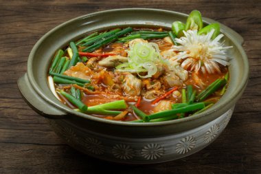 Kimchi Kore Gıda Tarzı (Guljigae) ile Baharatlı İstiridye Çorbası Pırasalı yan gözle süsleme ile ferahlatıcı bir şekilde berraklıktır