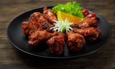 New Orleans Tavuk Kanadı klasik ızgara ve fırınlanmış stil sebzeler yan görünüm dekorasyonu