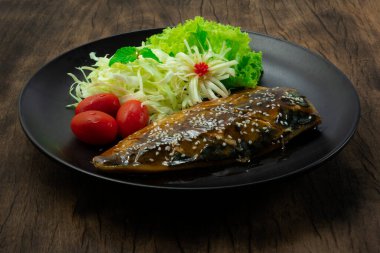 Saba Teriyaki sosu susamlı Japon yemeği serpiştirilmiş Sebze oymalı pırasa biçimli çiçek şekli