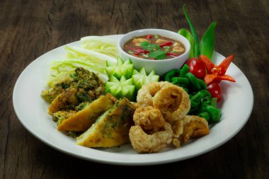 Baharatlı karides ezmesi acı biber sosu, kızarmış yumurta, tırmanan boynuz ve sebzeli Tayland yemeği baharatlı baharat.