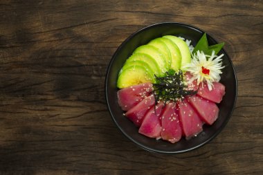 Avokado ile Ton Balığı Don. Deniz yosunu. Sağlıklı yiyecek. Japon yemeği.