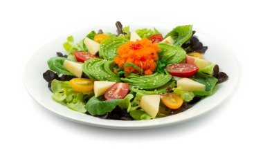 Ebiko ve Seaweed, Susam ve Sebzeli Avokado Salatası Sağlıklı yemek veya diyet yemeği Japon Gıda tarzı beyaz arka plan