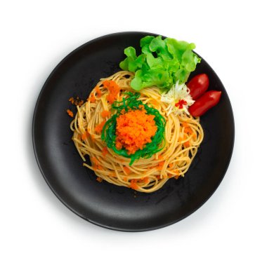 Spagetti Ebiko ve yosun salatası pırasa çiçek şeklini ve sebzeleri süsler. Japon kombinasyonu İtalyan yemeği tarzı beyaz arka plan