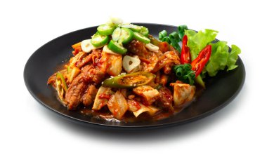 Baharatlı kimçi domuz eti (Dwaejigogi Kimchi Bokkeum) ile kızartılmış acı biber ve sarımsaklı Kore yemeği füzyon stili sebzeleri ve taze soğan beyazını süsler.