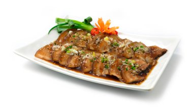 Chashu Pork Göbeği, Soya Sosu 'nda kaynatılmış susam ve Japon Gıda Füzyon stili pırasalı soğan. Beyaz arka planda sebzeli bahar soğanı süsleyin.