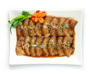 Chashu Pork Göbeği, Soya Sosu 'nda kaynatılmış susam ve Japon Gıda Füzyon stili pırasalı soğan. Beyaz arka planda sebzeli bahar soğanı süsleyin.