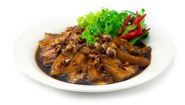 Kahverengi soslu Chashu Sweet Pork Porly Stewed (Tayland Pork Sa-Tier usulü) Asya Gıda füzyon sebzesi, Corainder otları ve Chili 'yi beyaz arka planda dekore eder.