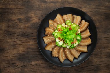 Kore Bossam Haşlanmış Domuz eti Kimchi, Chili ve Sarımsak serpilmiş susam beyazı Sebze Füzyon Stili Ahşap Arka planda