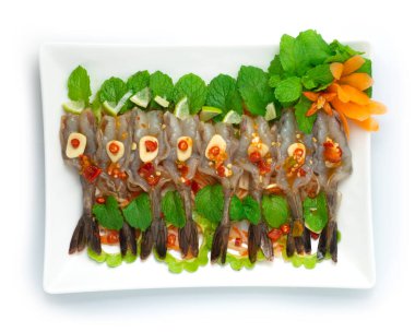 Balık soslu karides ve baharatlı deniz ürünleri acılı ve baharatlı Tayland yemeği. Nane ve biber karışımı. Meydan tabağında servis ediliyor.