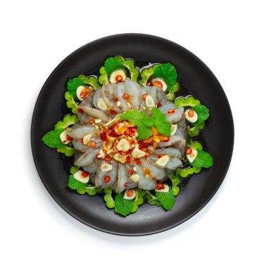 Baharatlı soslu karides acılı deniz ürünleri acılı ve baharatlı Tayland yemeği. Nane yaprağı ve oyulmuş kırmızı biber çiçeği.