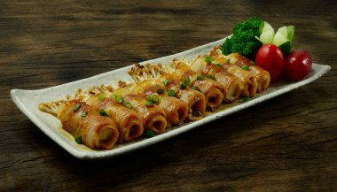 Yakitori ızgara domuz pastırması ve soslu altın iğneli mantar soslu teriyaki serpintili soğan Japon yemeği füzyon stili mükemmel barbekü soslu, kolay yenen salatalıklı maydanoz ve domates soslu