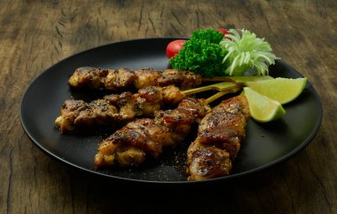 Yakitori Izgara Tavuk ve Kara Biber Japon Gıda füzyon stili mükemmel BBQ Güzel, yumuşak, sıcak ve baharatlı. Asya 'da popüler olan pırasa, maydanoz ve domatesleri süslüyor. 