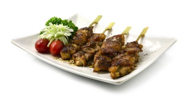 Yakitori Izgara Tavuk ve Kara Biber Japon Gıda füzyon stili mükemmel BBQ Güzel, yumuşak, sıcak ve baharatlı. Asya 'da popüler olan pırasa, maydanoz ve domatesleri süslüyor. 
