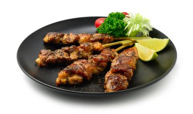Yakitori Izgara Tavuk ve Kara Biber Japon Gıda füzyon stili mükemmel BBQ Güzel, yumuşak, sıcak ve baharatlı. Asya 'da popüler olan pırasa, maydanoz ve domatesleri süslüyor. 