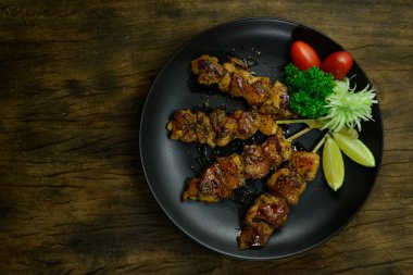 Yakitori Izgara Tavuk ve Kara Biber Japon Gıda füzyon stili mükemmel BBQ Güzel, yumuşak, sıcak ve baharatlı. Asya üst görüşünde popüler pırasa, maydanoz ve domatesleri süslüyor.