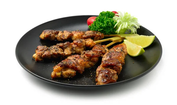 Ayam Panggang Yakitori Dengan Tusuk Pedas Hitam Gaya Fusi Makanan — Stok Foto