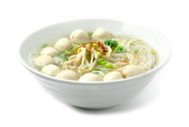 Pirinç Vermicelli Noodles ile taze soğan, gevrek galyum ve sebze çorbası. Asya Bowl Eriştesi Tayland usulü yan manzara