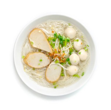 Pirinç Vermicelli Eriştesi ile karışık balık köfteleri taze soğan, gevrek galyum ve sebzeler. Asya Bowl Eriştesi Tayland usulü üstten yemek pişirme