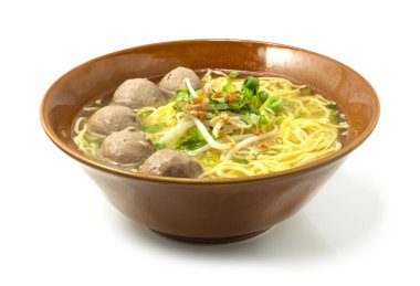 Yumurta Erişteli Biftek Çorbası, taze soğan, gevrek Galic ve sebze. Asya Bowl Eriştesi Tayland usulü pişirme manzarası