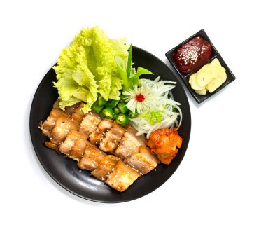 Izgara Pork Belly (Samgyeopsal-gui) son derece popüler bir Kore barbekü sosu olan Chili, Kimchi, Sarımsak, Kochujang sosu, soğan ve sebze sosu.