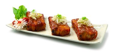 Kochujang soslu Baharatlı Izgara Domuz Pirzolası (Dwaeji galbi) popüler bir baharatlı Kore barbeküsüdür. Chili, sarımsaklı, kochujang soslu ve sebze soslu servis edilir.