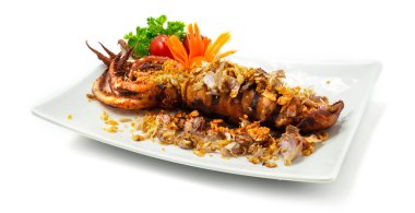 Kızarmış kalamarlar ve çıtır sarımsaklı Tayland yemekleri Asya füzyon stili sebzeler yan görünüm dekore eder.