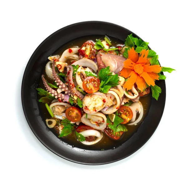 野菜とスパイシーなイカサラダ前菜料理タイ料理の融合ホット スパイシーな飾り刻まれたニンジンのトップビュー — ストック写真
