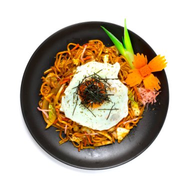 Yakisoba üstü Kızarmış Yumurta, domuz eti ve sebzeyle karıştırılmış ve lezzetli bir sosla tatlandırılmış, soğan ve havuç stili üst görünüm süslemeli klasik bir Japon kızartılmış eriştesidir.