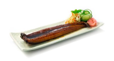 Unagi Izgara Yılanbalığı. Sos, turşu, zencefil, oyulmuş sebze ve sebze karışımı.