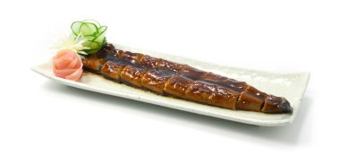 Unagi Izgara Yılanbalığı. Sos, turşu, zencefil, oyulmuş sebze ve sebze karışımı.