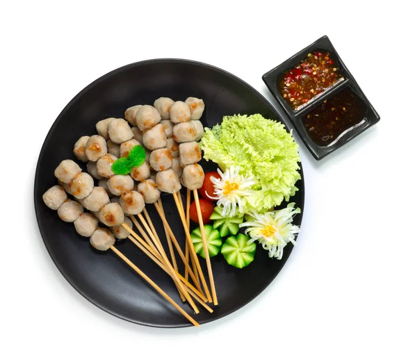 Izgara sığır köftesi Mini boy. Acı biber sosu, oyulmuş salatalık ve sebze sosu.