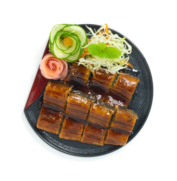 Unagi Izgara Yılanbalığı. Sos, turşu, zencefil, oyulmuş sebze ve sebze karışımı. 