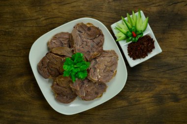 Kavrulmuş sığır eti dilimi üst korainder thai otu Galangal acı biber ezmesi Tayland usulü oyulmuş salatalık ve sebze ezmesi üst görünümü