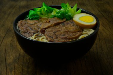 Çin Haşlanmış Biftek Eriştesi ve Biftek Bacak Dilimi Çin soslu yumurta Çin Çorbası stili bok çukulatalı lahana ve taze soğanlı leziz Asya Gıda Füzyon Tabağı yan görüntüsü