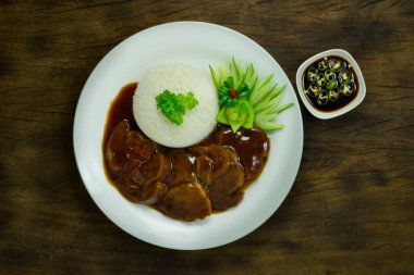 Kahverengi soslu haşlanmış sığır eti, pilav tarifi oyulmuş salatalık, sebze ve Çin yemeğinin Asya usulü sulu, leziz sosunu sosa batıran siyah soya sosu.