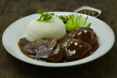 Kahverengi soslu haşlanmış sığır eti, pilav tarifi oyulmuş salatalık, sebze ve Çin yemeğinin Asya usulü sulu, leziz yan görünüşü olan siyah soya sosu.