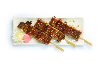 Unagi Don Izgara Yılanbalığı Şiş lezzetli yemek süsleme zencefil oymalı pırasa oymalı Japon Sebze Füzyon Stili üst görünüm