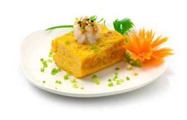 Dashimaki Tamago Japon usulü yumurta rendelenmiş turp kahvaltısı ya da öğle yemeği için meze oyulmuş havuç ve taze soğan.