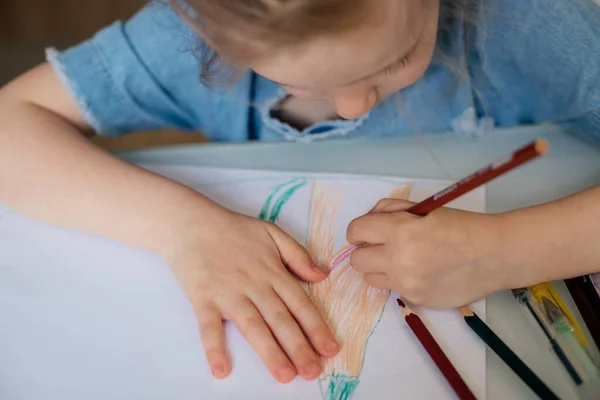 Παιδικά στυλό επιστήσει σε λευκό χαρτί με χρωματιστά μολύβια — Φωτογραφία Αρχείου