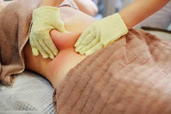 As mãos enluvadas de massagistas fazem uma massagem de barriga — Fotografia de Stock