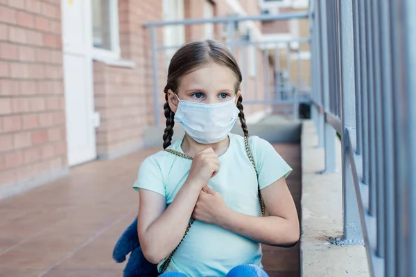 入り口のポーチには悲しい目をした2匹のピグテールの少女が座っています — ストック写真