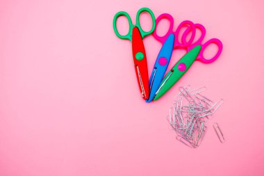 Pembe arka planda yeni okul malzemeleri. Yukarıdan görünüşü