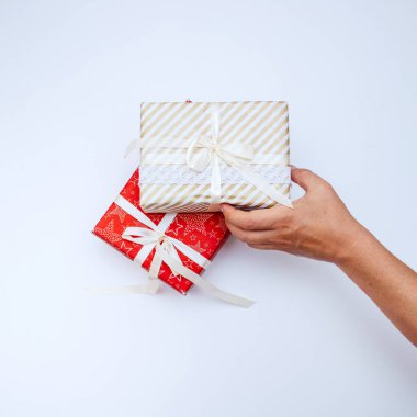 El, kırmızı ve hafif paketlerde hediyeler tutar.. 