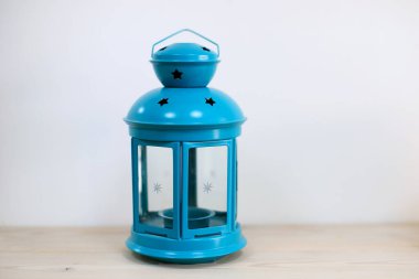 mavi şamdan feneri açık arkaplanda duruyor
