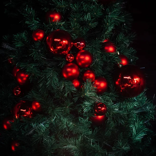 Červené vánoční koule na vánoční zelený strom — Stock fotografie