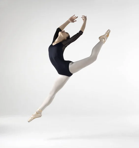 Bailarina con fondo de color —  Fotos de Stock